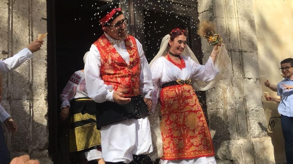 Sardo e romena, nozze in costume