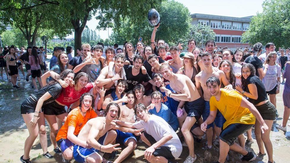 La scuola è finita tra gavettoni e cori