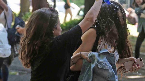 Concluso l’anno scolastico Gavettoni e scherzi in centro