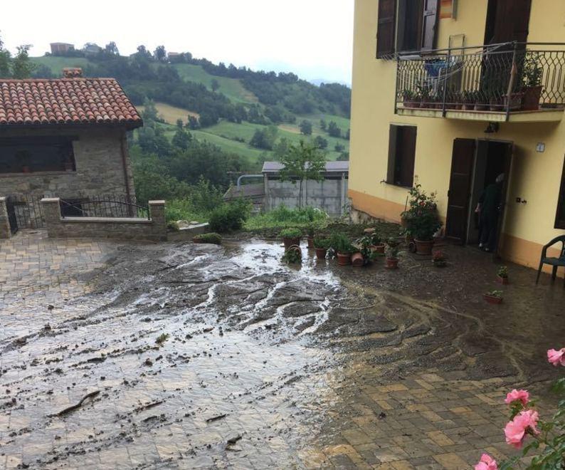 Strade come torrenti e fango ovunque 