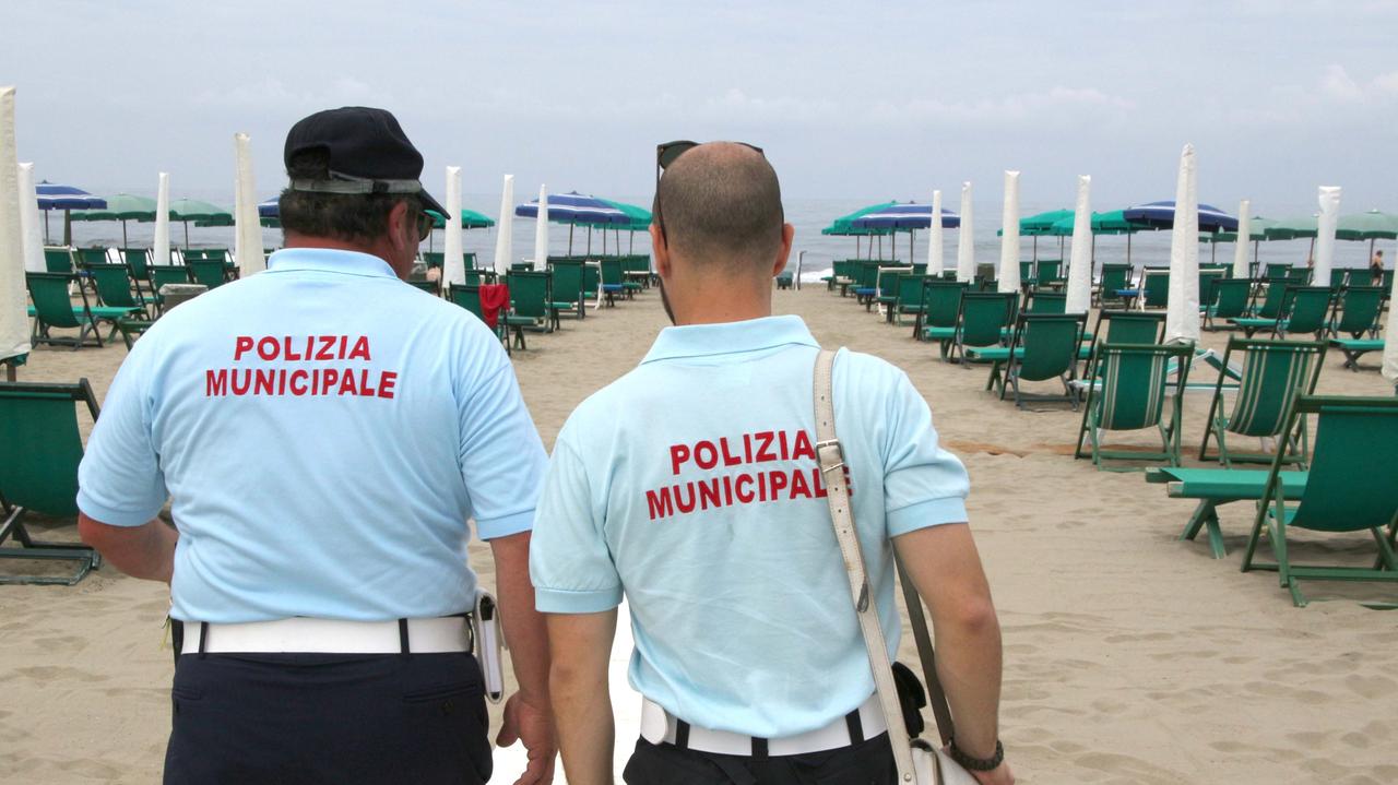 Agenti della polizia municipale al lavoro in spiaggia a Forte dei Marmi (Foto Ciurca)