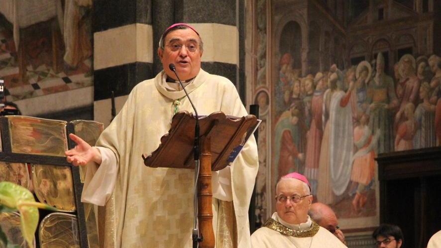 Il vescovo durante l’omelia della messa in suo onore (foto Batavia)