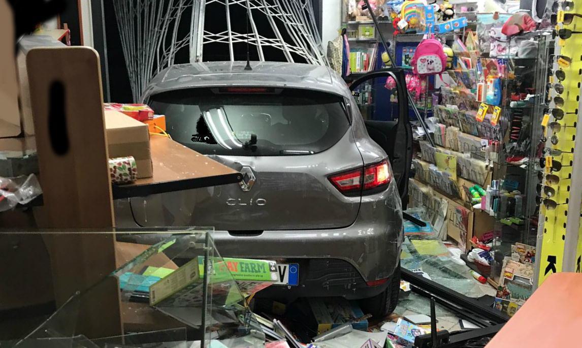 L'auto all'interno della tabaccheria edicola