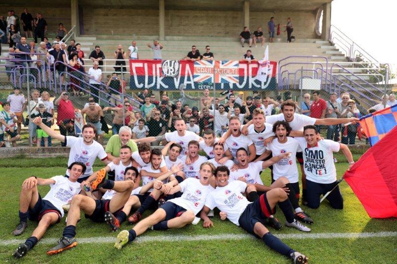 I calciatori del Cecina festeggiano a Certaldo 