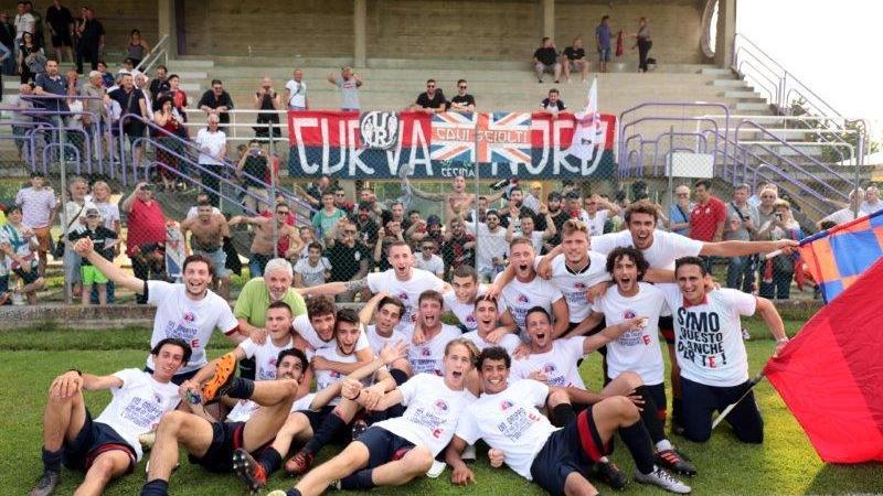 I calciatori del Cecina festeggiano a Certaldo