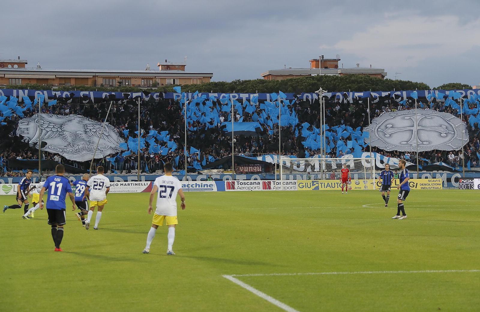 La coreografia dei tifosi in Pisa-Viterbese (Muzzi)