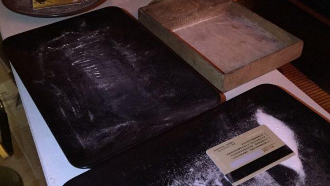 La polizia ha trovato tracce di droga sui vassoi