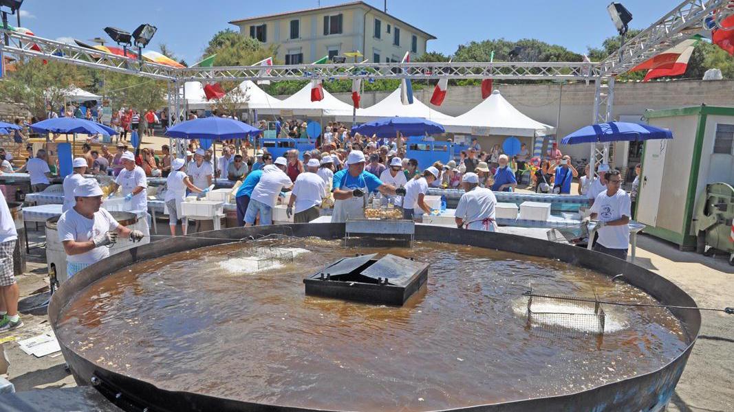 La Festa del pesce primo weekend col maxi padellone