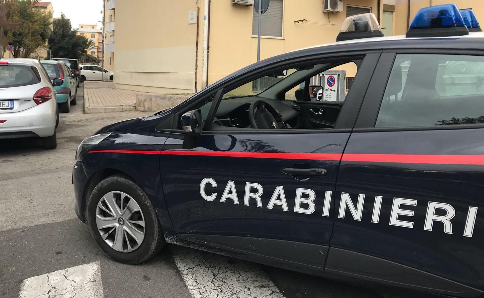 Molesta con video hard e cerca di fare sesso con la figlia 15enne della compagna 
