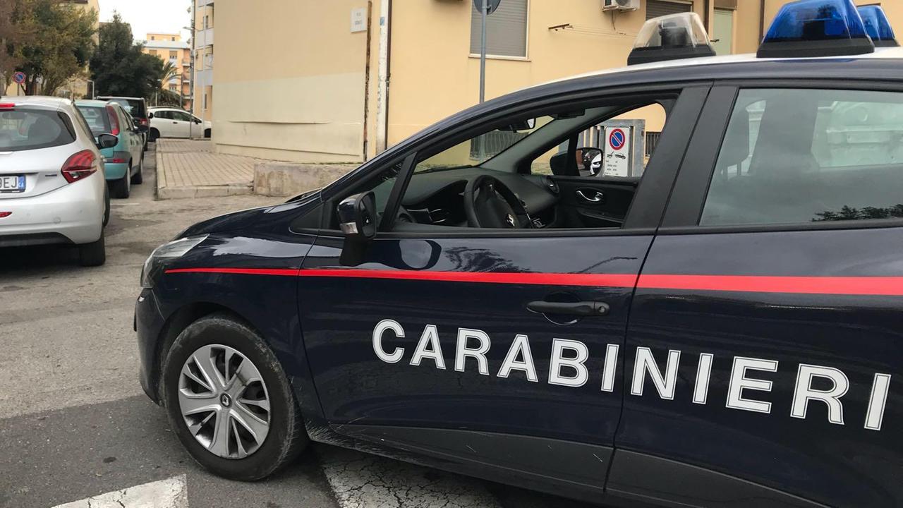 Picchia i genitori e aggredisce i carabinieri, arrestato