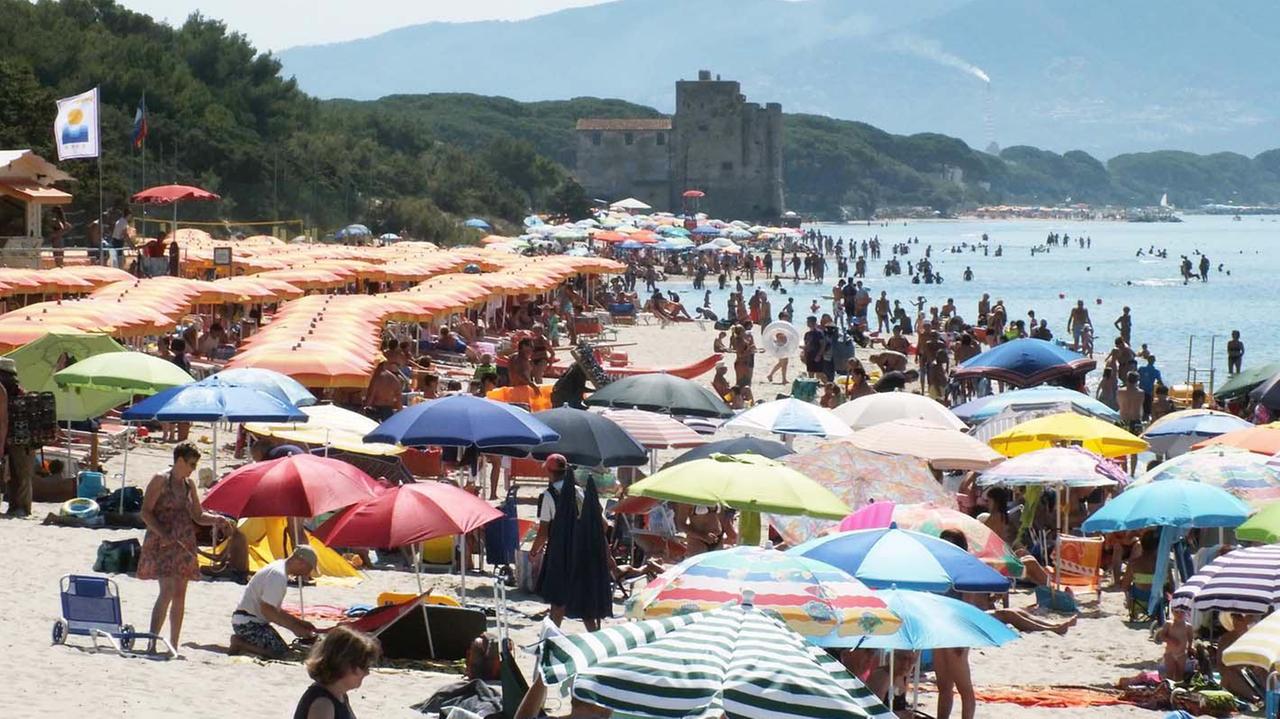 Carbonifera: la spiaggia invasa dai turisti, sullo sfondo Torre Mozza (foto Paolo Barlettani)