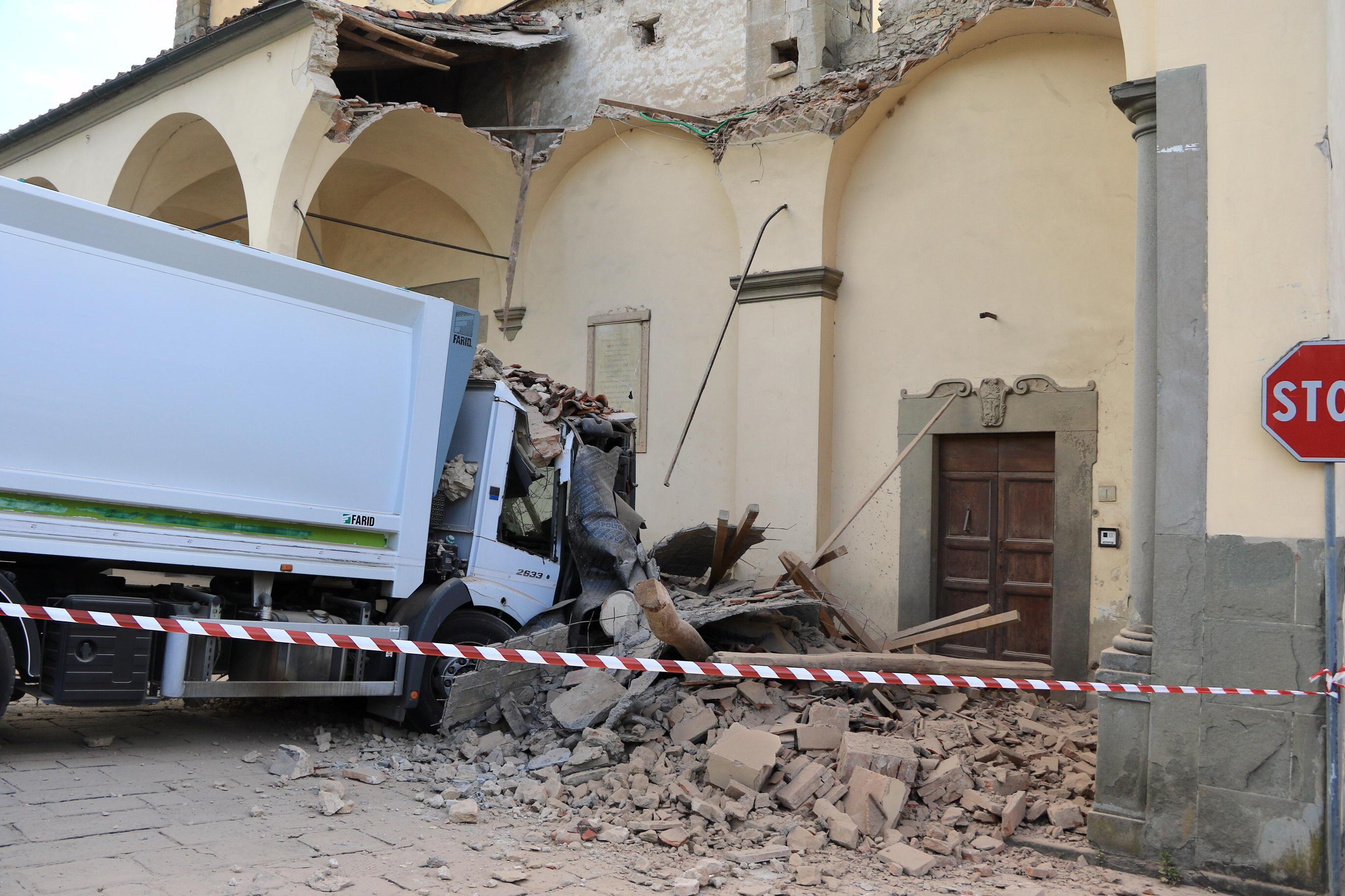 Il porticato della chiesa di San Michele abbattuto dal camion di Alia (foto Sproviero/Batavia)