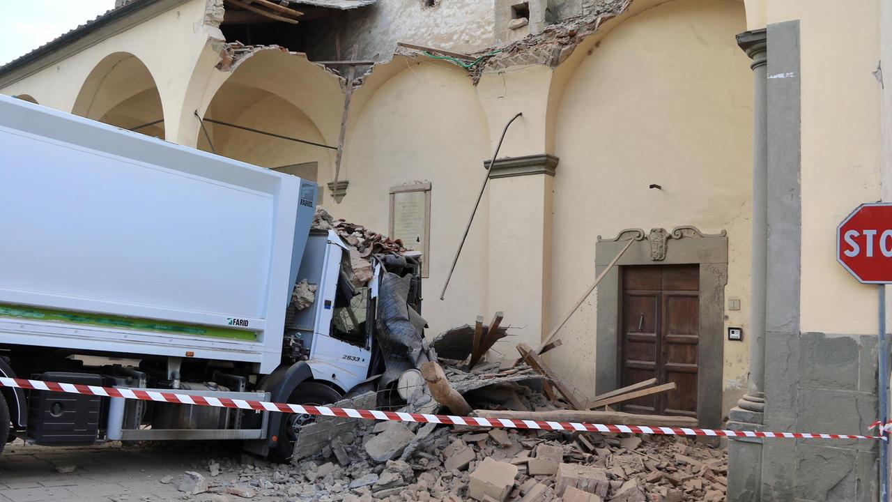 Il porticato della chiesa di San Michele abbattuto dal camion di Alia (foto Sproviero/Batavia)
