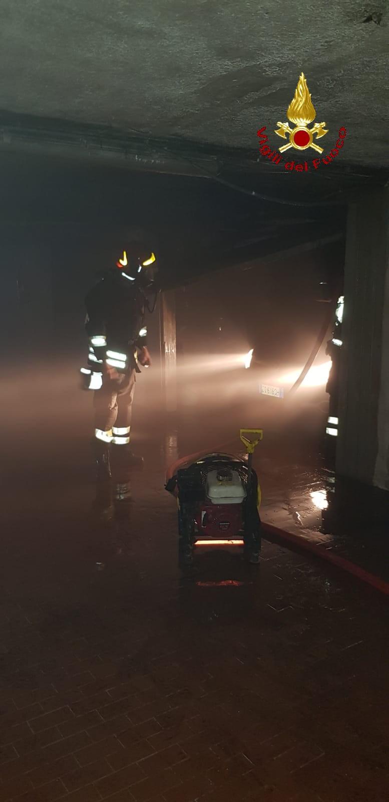 I vigili del fuoco in via Ticino (foto Centro documentazione vigili del fuoco)