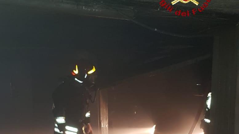 I vigili del fuoco in via Ticino (foto Centro documentazione vigili del fuoco)