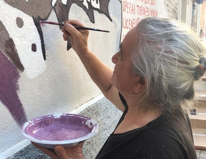Zia Peppanna e Antonio Gramsci: fra i restauratori del murale di Orgosolo anche una pensionata 