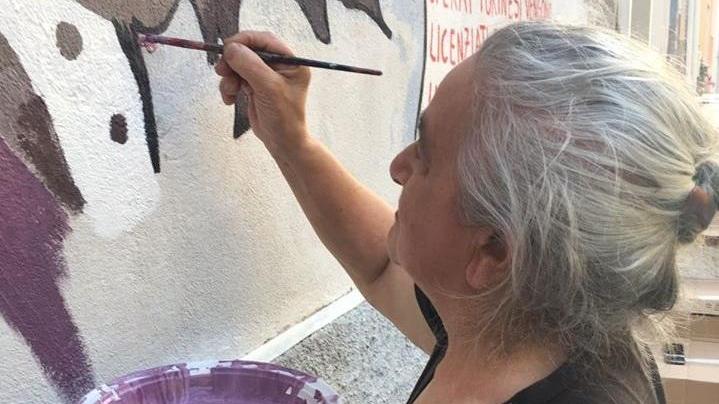 Zia Peppanna e Antonio Gramsci: fra i restauratori del murale di Orgosolo anche una pensionata 