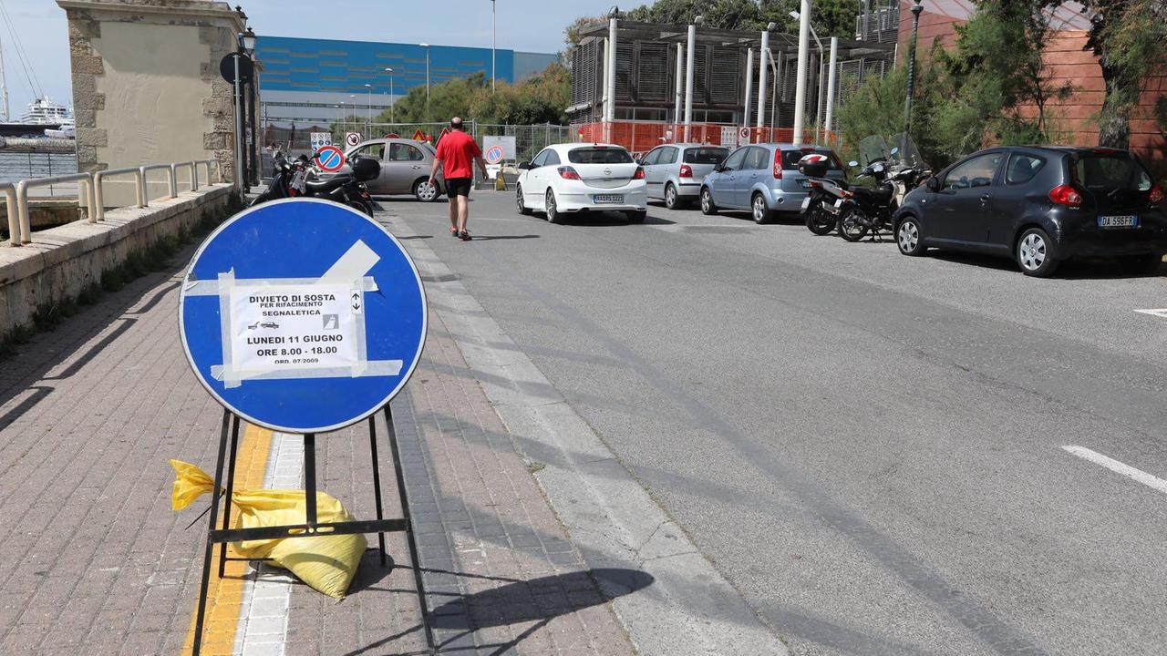Stalli blu anche sul controviale: pagheranno anche i residenti