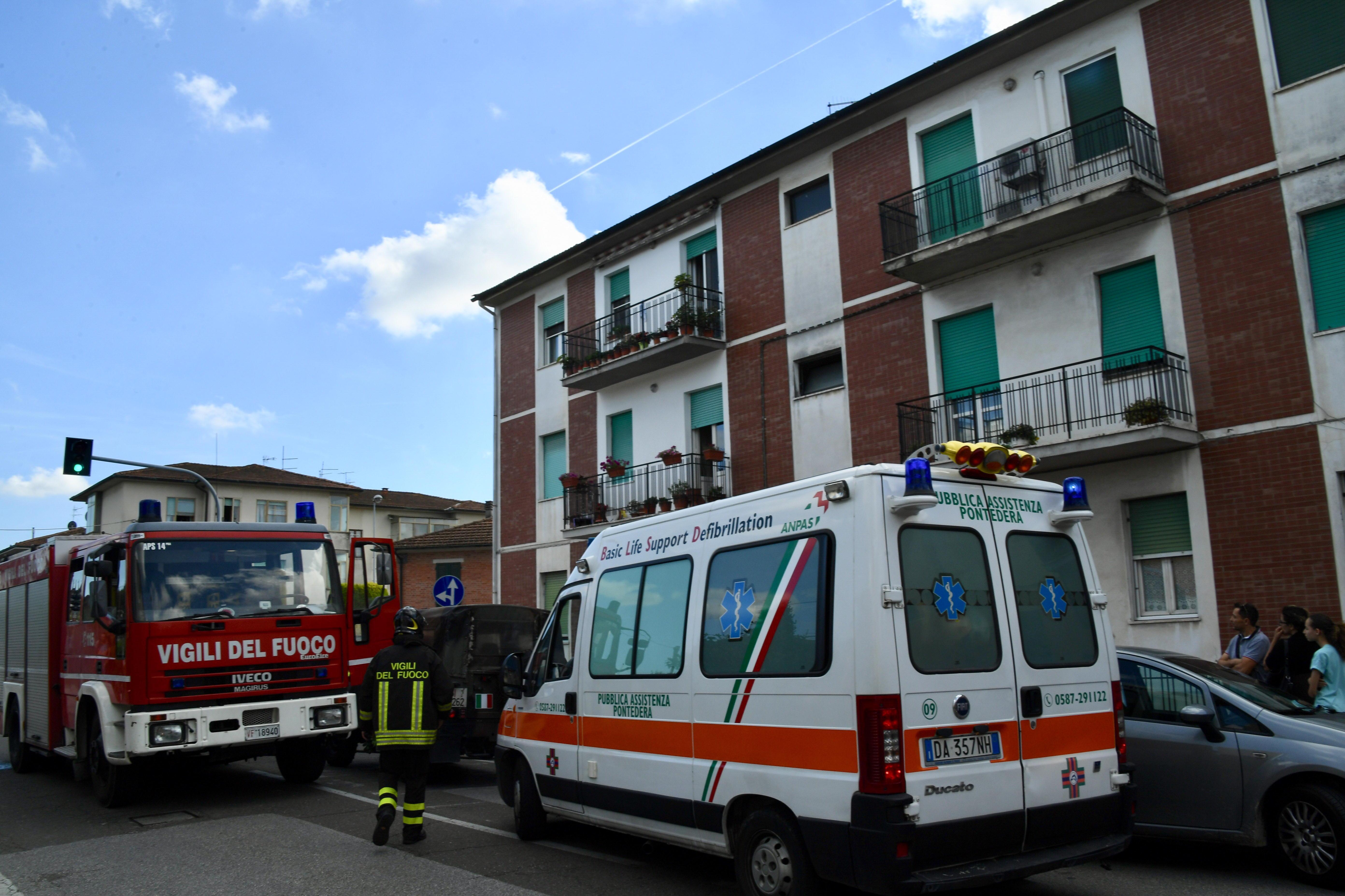 Minaccia di darsi fuoco e di far saltare un palazzo - Video 