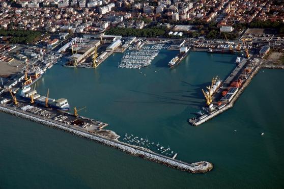 Il porto di Marina di Carrara