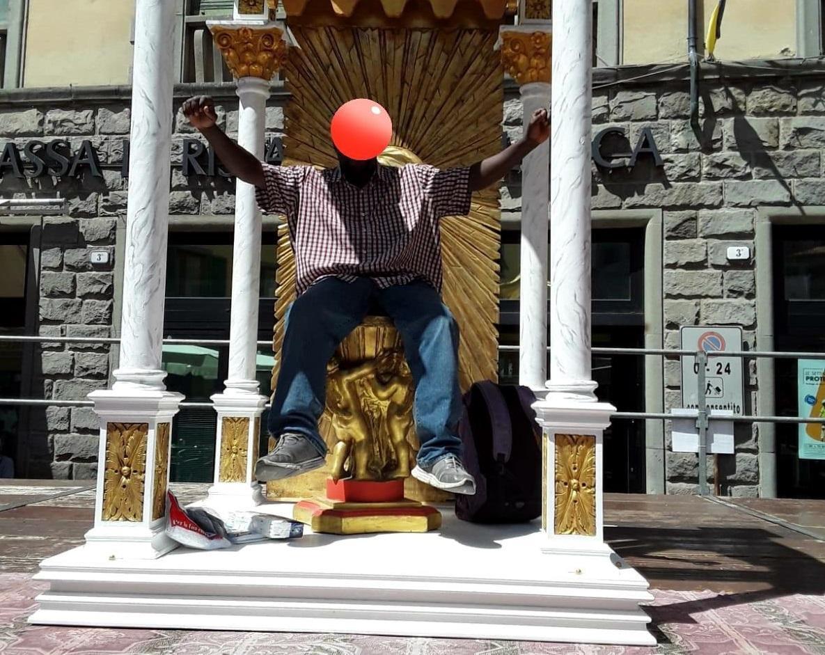 La foto del migrante sull’altare in piazza scatena la bagarre 