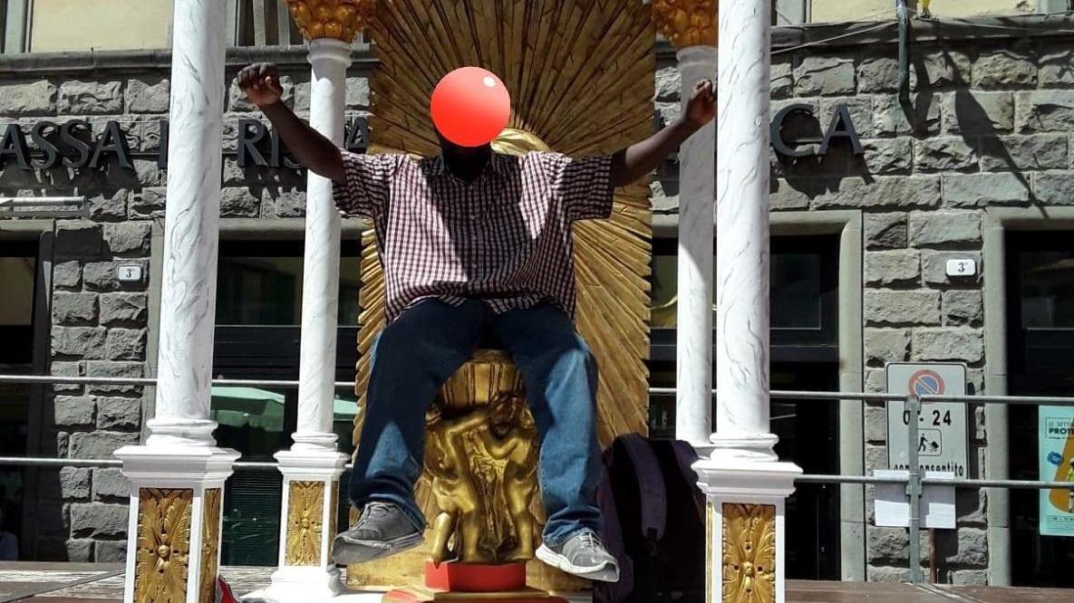 La foto del migrante sull’altare in piazza scatena la bagarre