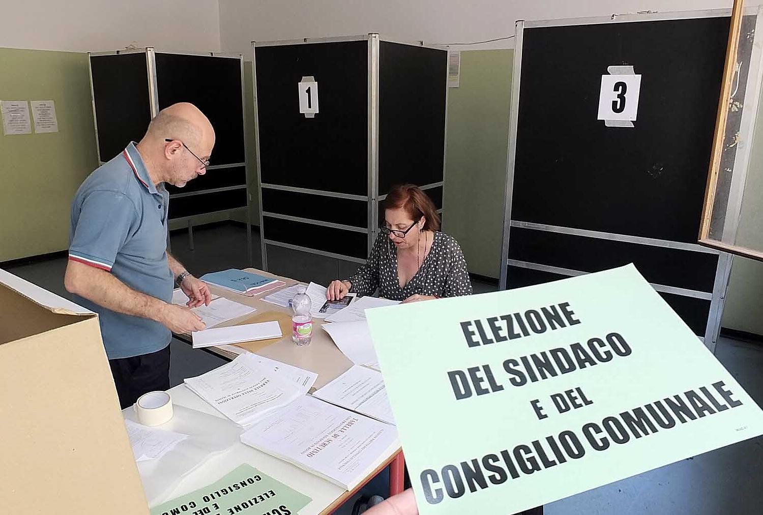 L'allestimento di un seggio per le elezioni comunali a Pisa