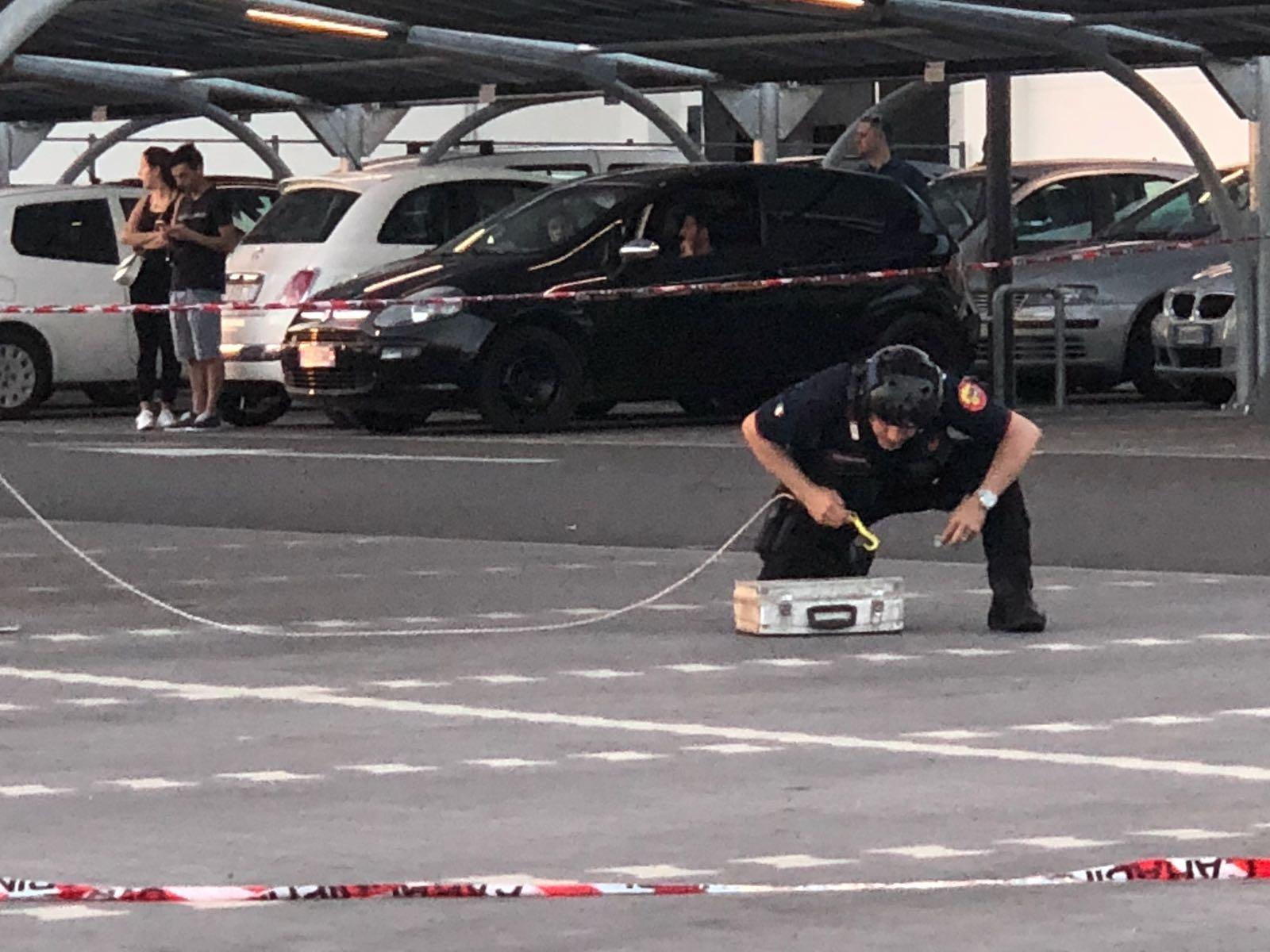 Allarme bomba nel parcheggio Lidl sulla ex 131, ma la valigetta era vuota