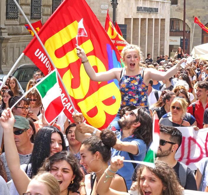 Per le vie del centro la rabbia degli studenti 