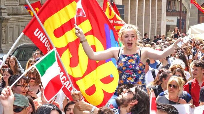 Per le vie del centro la rabbia degli studenti