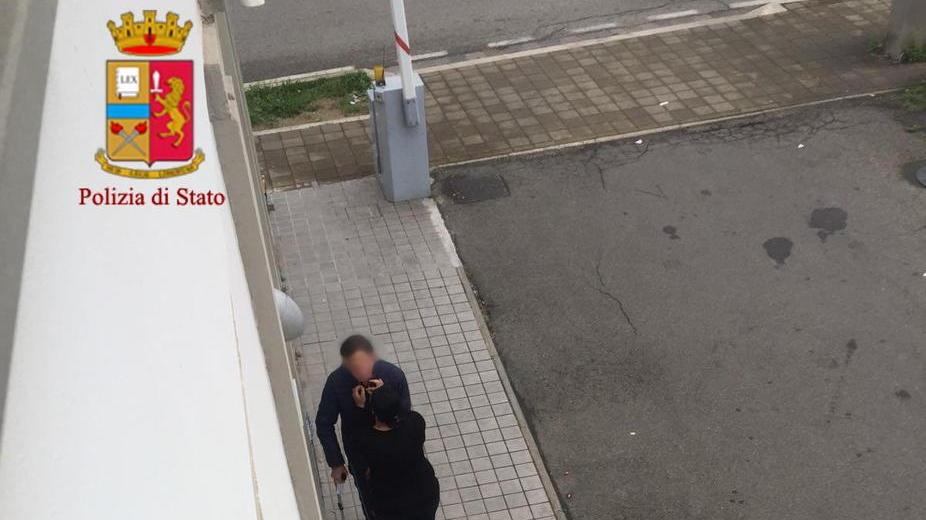 «Mi daresti un bacio?» e gli ruba catenina e fede