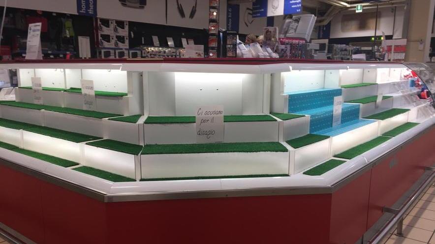 Rubati decine di telefoni al centro commerciale
