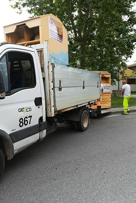 Rimossi dodici cassonetti per gli indumenti usati
