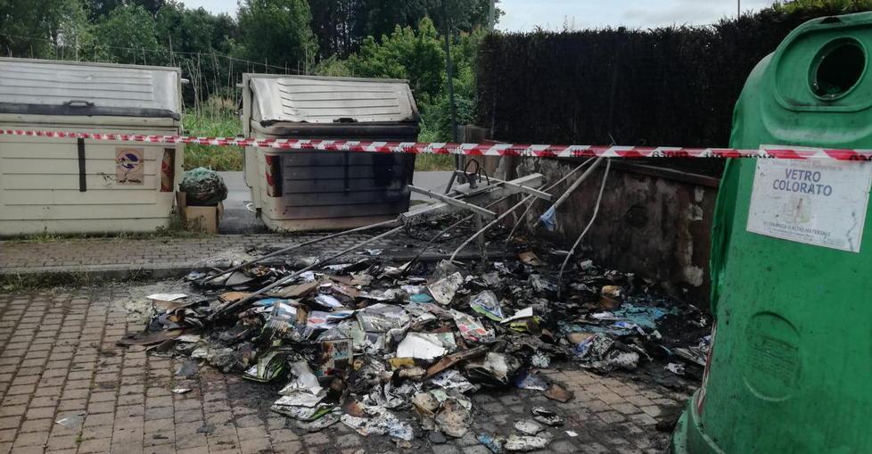 Di nuovo a fuoco i cassonetti in piazza Caduti del lavoro