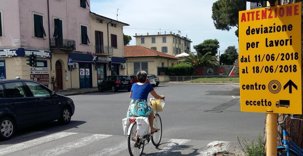 Il cartello con la nuova viabilità in via Coppino angolo viale dei Tigli