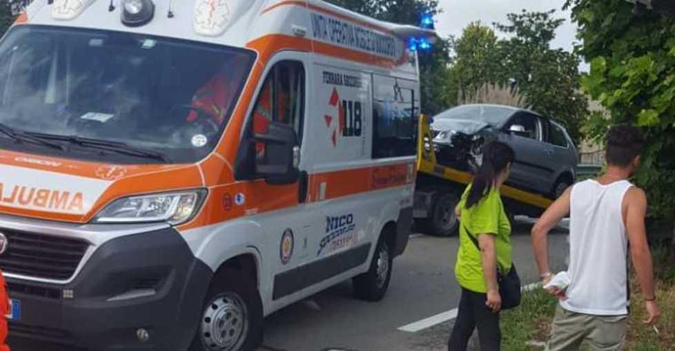 Schianto tra auto: due persone ferite