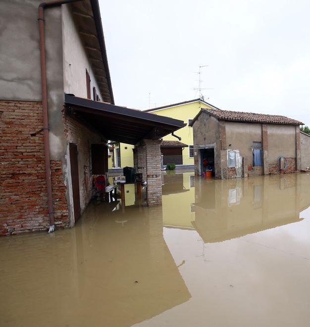 Il fortunale colma i canali Case e cortili allagati 