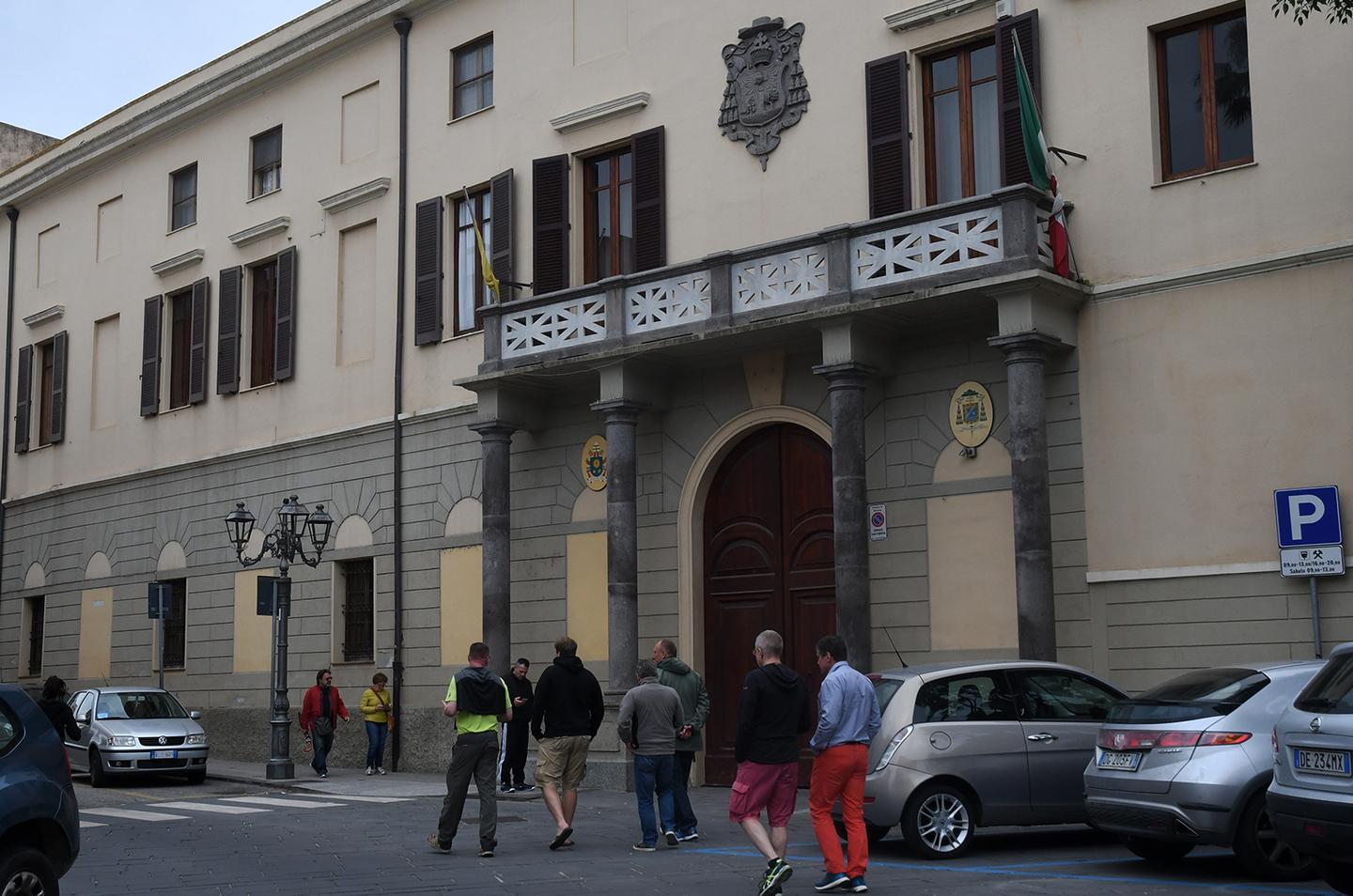 Don Aniceto a luci rosse e la curia oristanese allontana il prete 