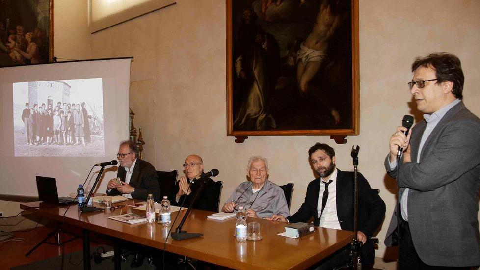 Pasolini nelle fotografie scattate da Elio Ciol