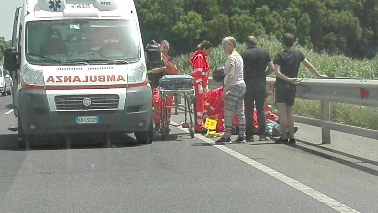 I primi soccorsi al motociclista ferito