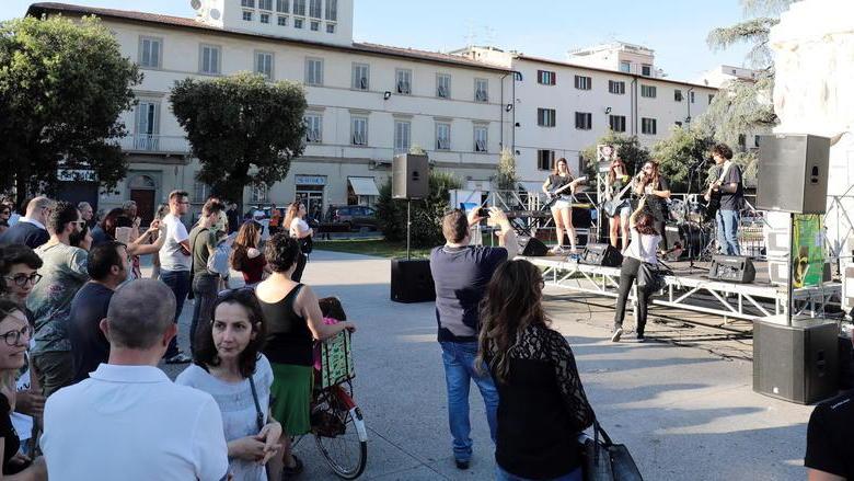 In piazza a festeggiare l’inizio delle vacanze