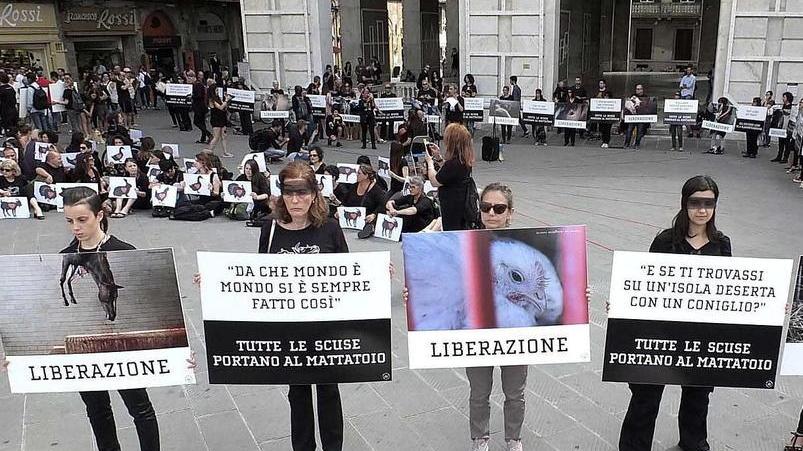Piazza XX Settembre invasa dagli antispecisti da tutta Italia