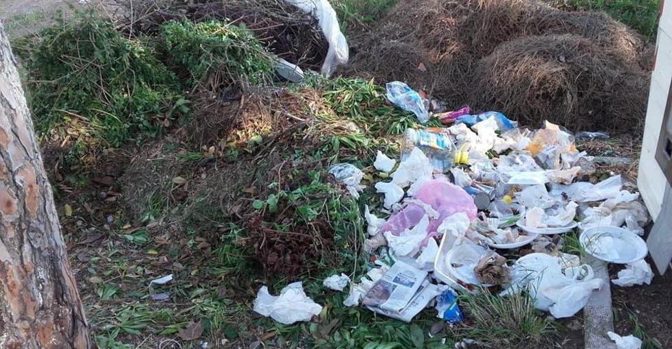Rifiuti lungo le strade mobili e plastica lasciati ai cassonetti 