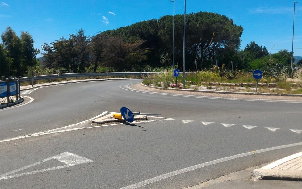 Segnale divelto vicino alla rotatoria