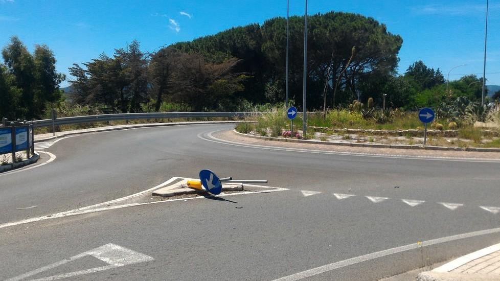 Segnale divelto vicino alla rotatoria