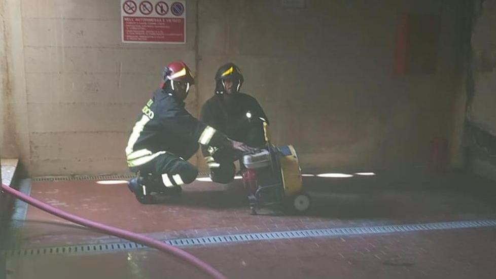 Incendio nel garage, famiglie allontanate