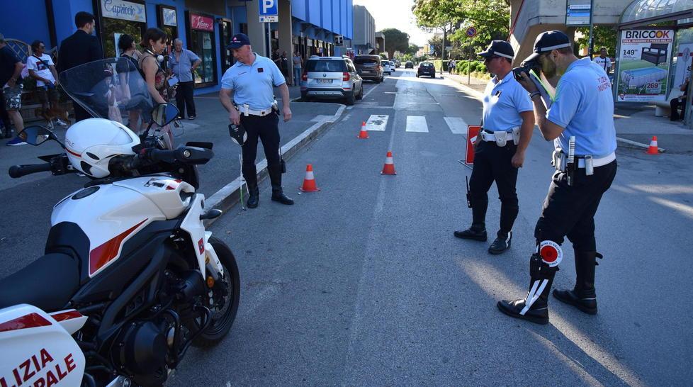 Bus pieno di studenti, turisti a terra 