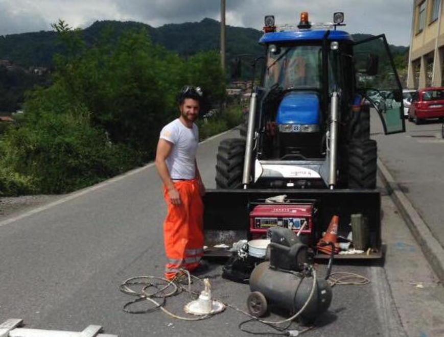 Il veicesindaco ridisegna le strisce pedonali 