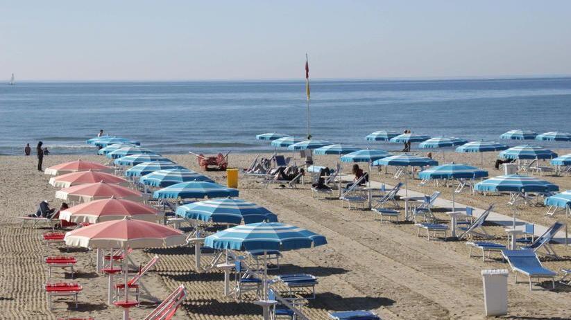 Via al bando per gli ombrelloni sociali