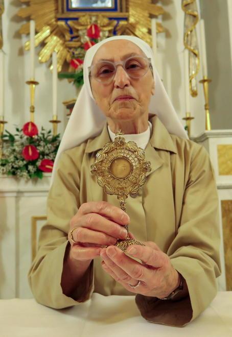 Antignano e il piccolo miracolo del sangue dall’ostia 